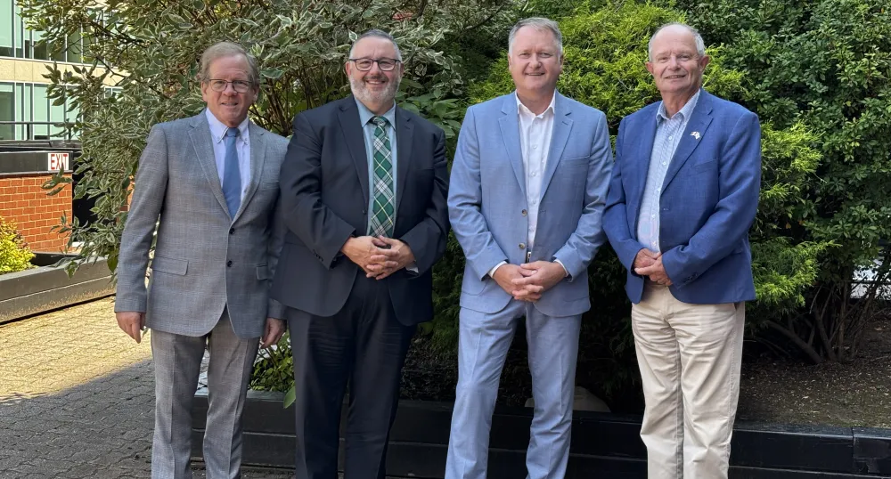 Les quatre ministres des Transports de l'Atlantique se tiennent côte à côte à l'extérieur.