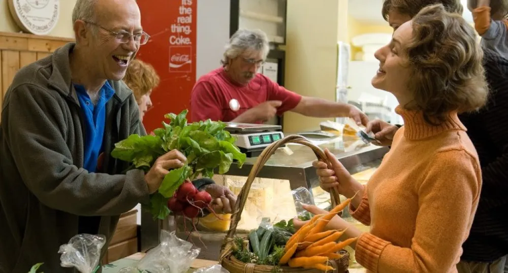 Famers&#039; market vendor and customer interaction