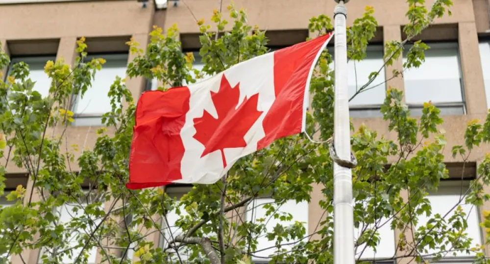 Un drapeau canadien flotte au vent