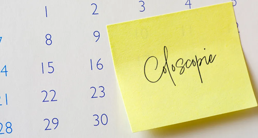 Un post-it jaune avec le mot Coloscopie écrit dessus