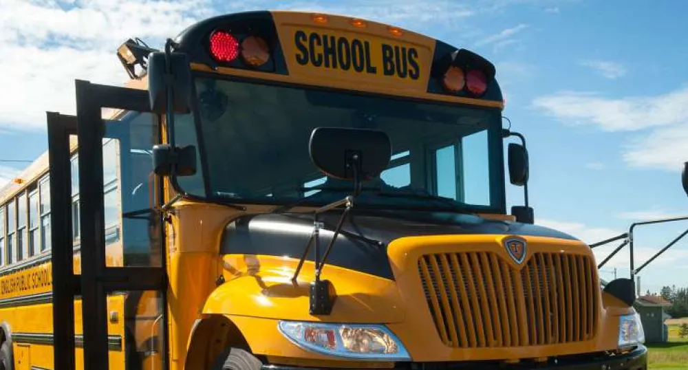 Un autobus scolaire avec des lumières clignotantes