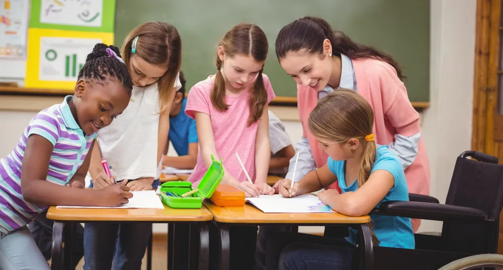 Les équipes de bien-être scolaires - Jeunes élèves travaillent avec une enseignante