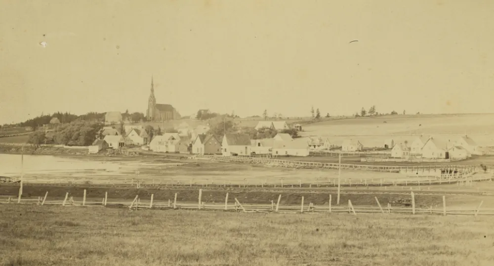 La communauté de St. Peters, à l’Île-du-Prince-Édouard, vers 1870-1880 La communauté de St. Peters,à l’Île-du-Prince-Édouard,vers 1870-1880. On peut voir un pont de bois surplombant la baie de St. Peters,une église en arrière-plan,plusieurs bâtiments et structures,ainsi qu’une petite embarcation dans le coin gauche inférieur