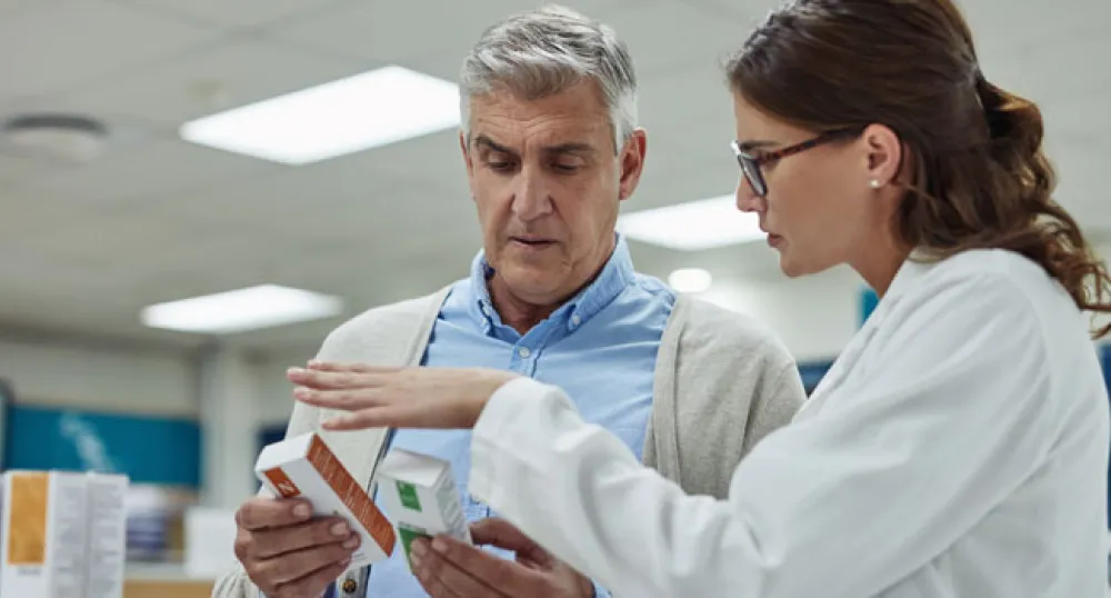 pharmacien parlant à quelqu'un