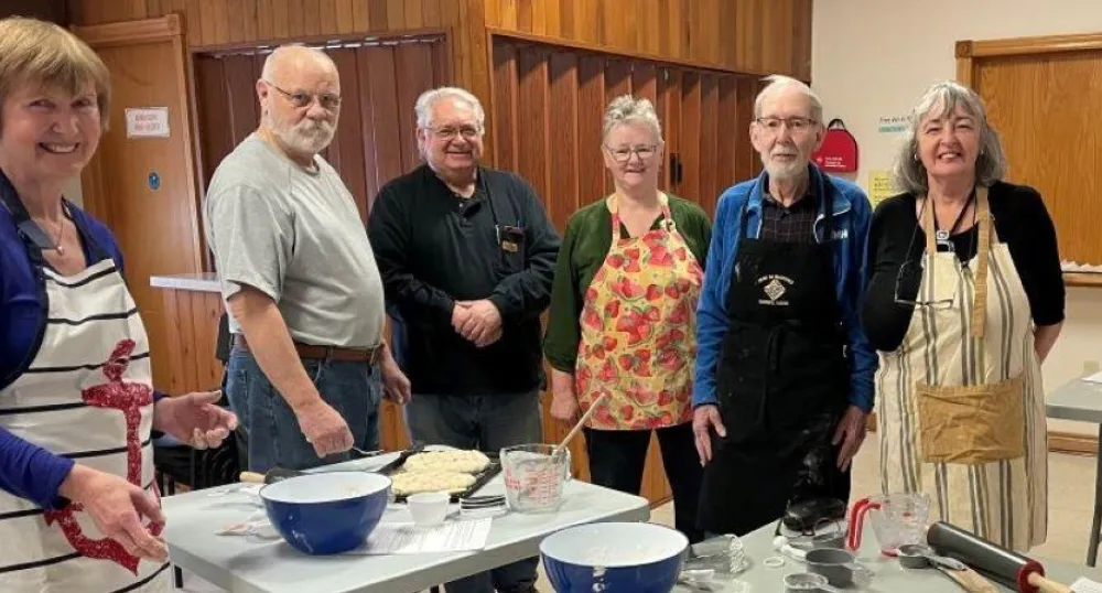 Bonne bouffe, belles amitiés : les subventions du Secrétariat aux aînés aident à promouvoir le mieux-être Membres de la classe Taste of Irish Baking de la Benevolent Irish Society