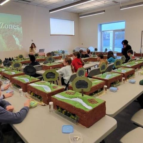 image d&#039;un enseignant et d&#039;élèves dans une salle de classe