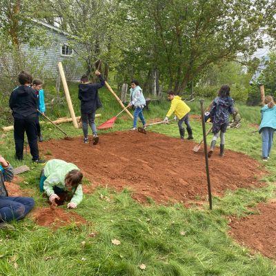 image d&#039;enfants travaillant dans un grand jardin
