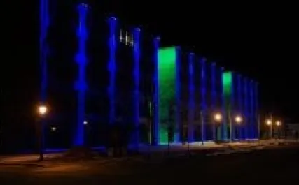 Lumières bleues affichées sur le bâtiment Shaw la nuit