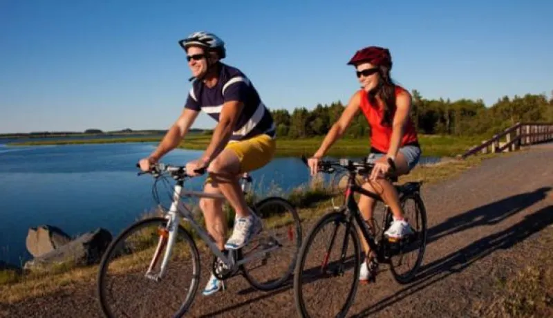 un couple à vélo