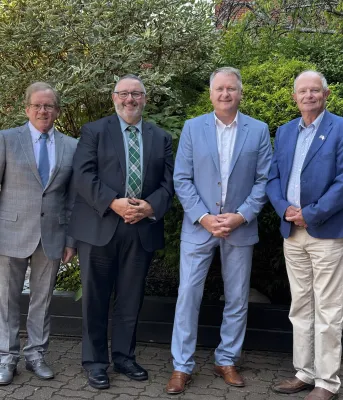 Les quatre ministres des Transports de l&#039;Atlantique se tiennent côte à côte à l&#039;extérieur.