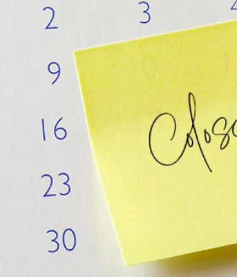Demander une coloscopie Un post-it jaune avec le mot Coloscopie écrit dessus