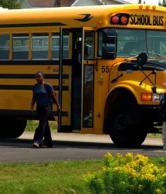 Enfants descendant d'un bus scolaire