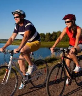 un couple à vélo