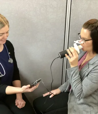 Heather Cyr administers a spirometry test.