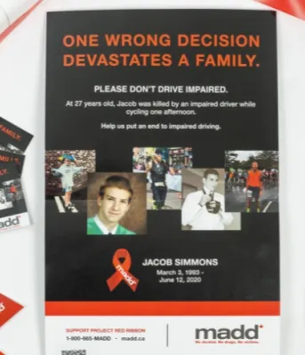 image d&#039;une affiche avec un ruban rouge et des brochures des deux côtés