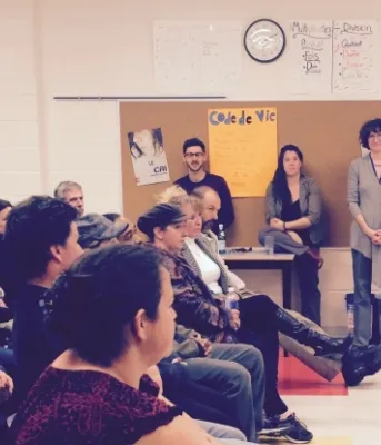 Parents attend Voir Grand workshop session to learn how to engage in their child&#039;s French education.