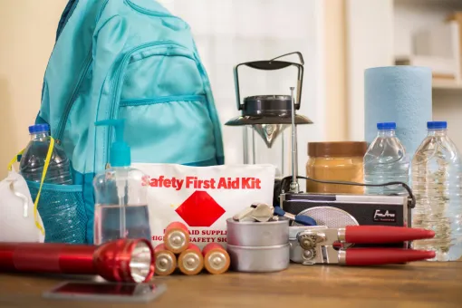 picture of items that should be included in an emergency kit